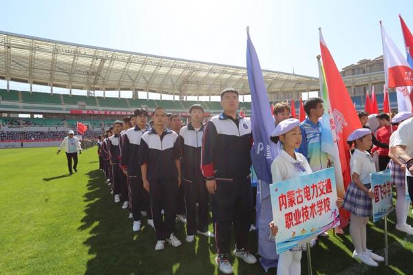 学生参加新城区全民运动会